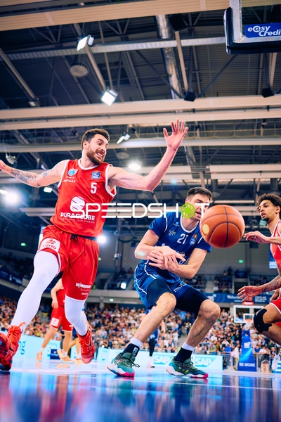 Mateo Šerić im Dribbel-Duell gegen Syntainics MBC