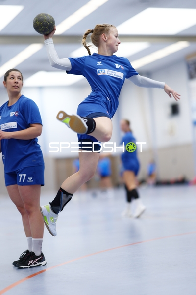 Dynamischer Sprungwurf im Handballspiel