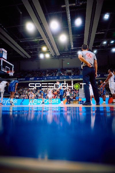 Spielunterbrechung wird von einem Schiedsrichter überwacht.