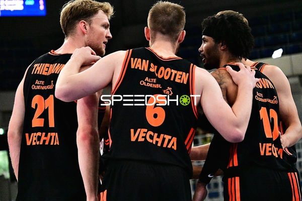 Drei Spieler von Rasta Vechta auf dem Court