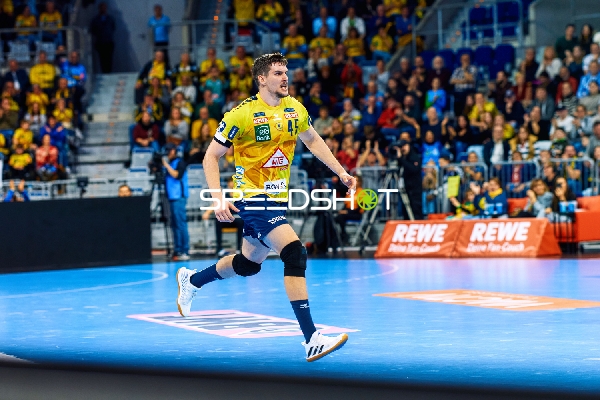 Halil Jaganjac von den Rhein Neckar Löwen sprintet nach vorne.