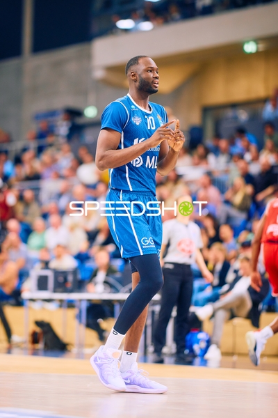 MLP Academics Spieler in Aktion im ersten Viertel