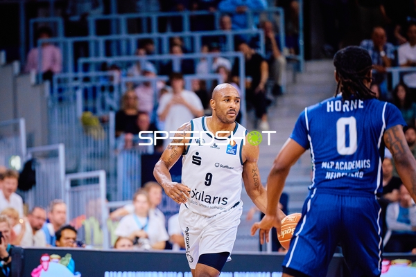 9, Niners Chemnitz mit Ball, DJ Horne (0, MLP Academics Heidelberg) verteidigt