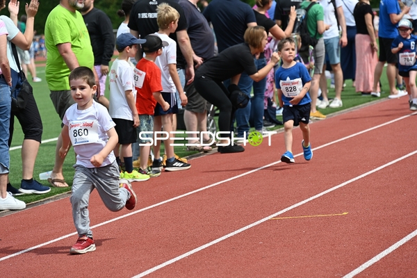 Kinder laufen beim TVE Sommerlauf
