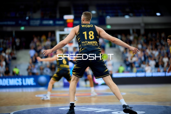 Jonas Wohlfarth-Bottermann (18; MHP Riesen Ludwigsburg) verteidigt
