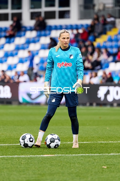 Torwart Juliane Schmid (27; TSG Hoffenheim Frauen) fokussiert