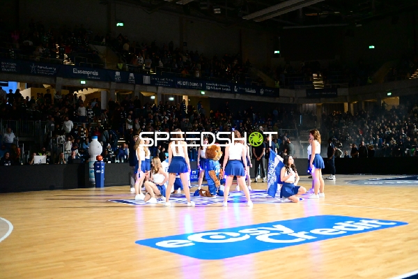 Cheerleader-Performance mit Maskottchen
