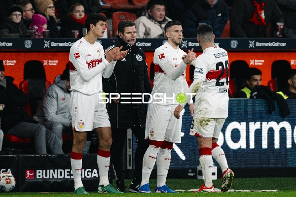 Spieler begrüßen sich