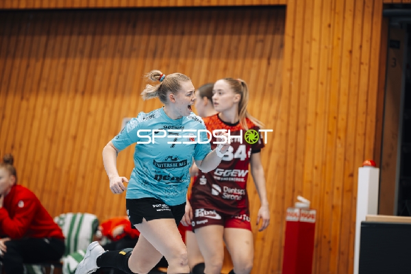Szene mit Lotta Heider (7; Thüringer HC) und Mia Ziercke (34; HSG Bensheim/Auerbach)
