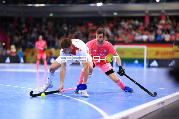 Anton Pöhling (12; Deutschland) im Zweikampf