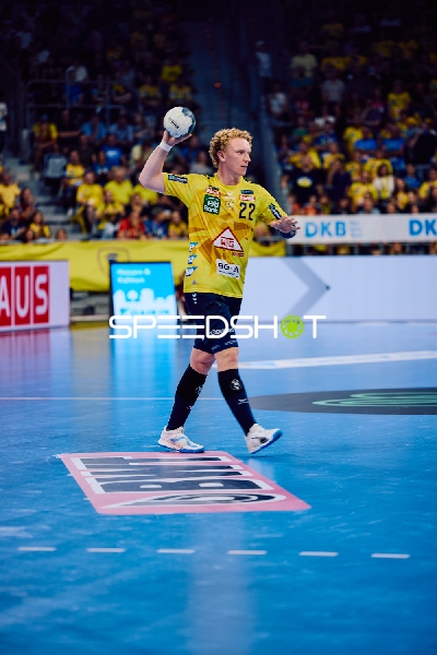 Gustav Davidsson von den Rhein Neckar Löwen bereitet einen Wurf vor.