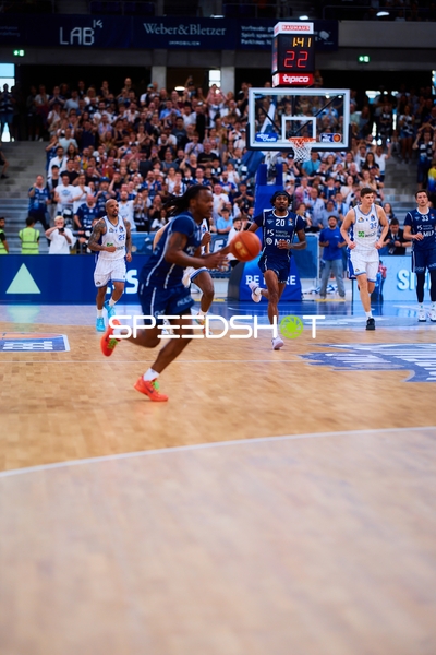 Michael Weathers (20, MLP Academics Heidelberg) mit Ball im Fastbreak