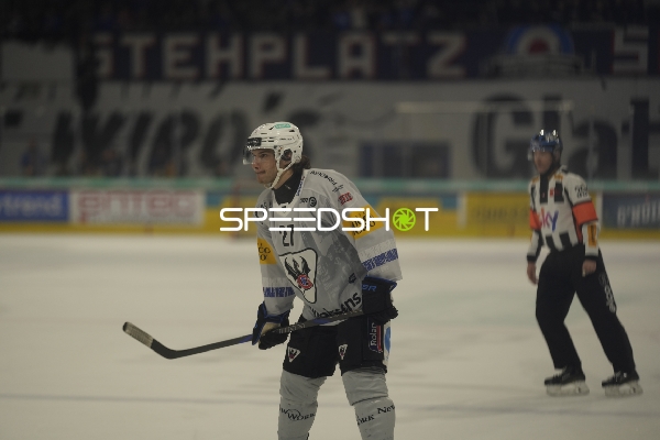 Yannick Rathgeb (27; Fribourg-Gotteron) fokussiert