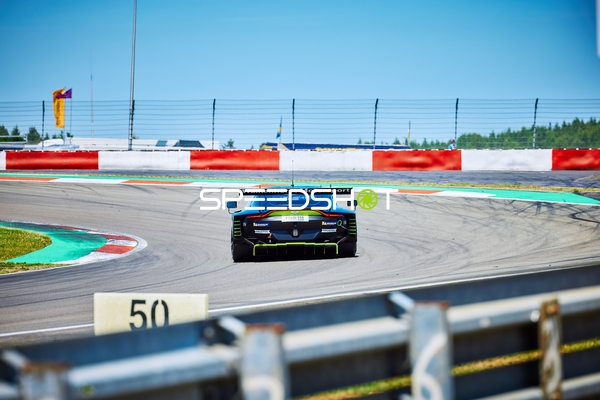 Rennfahrzeug auf der Rennstrecke