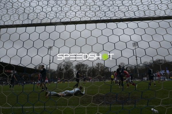 Torwart am Boden im Strafraum