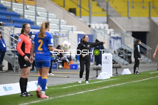 Trainerin an der Seitenlinie