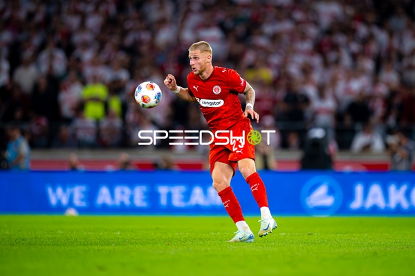 Louis Oppie (23; FC St. Pauli) mit Ball