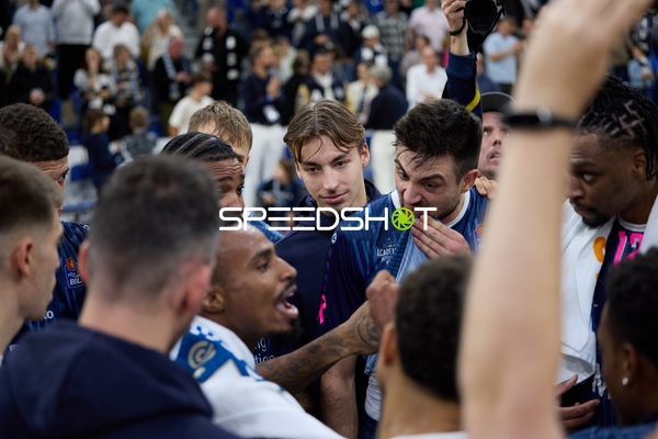 Basketball-Situation mit Osun Osunniyi (12; MLP Academics Heidelberg) und Teamkollegen