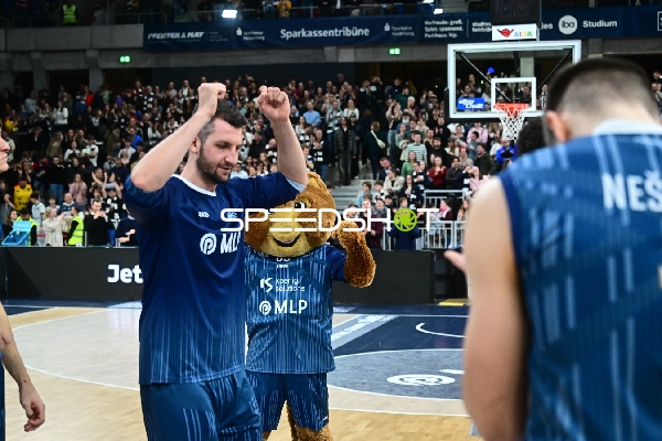 Jubel mit Paul Zipser (9; MLP Academics Heidelberg)