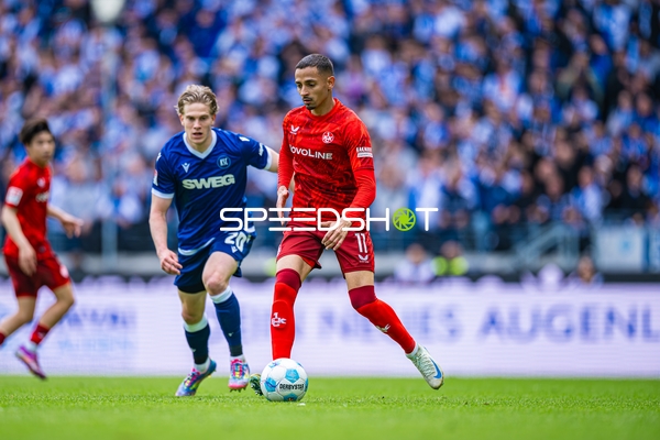 Dribbling Kenny Prince Redondo (11, 1. FC Kaiserslautern), David Herold (20, Karlsruher SC)