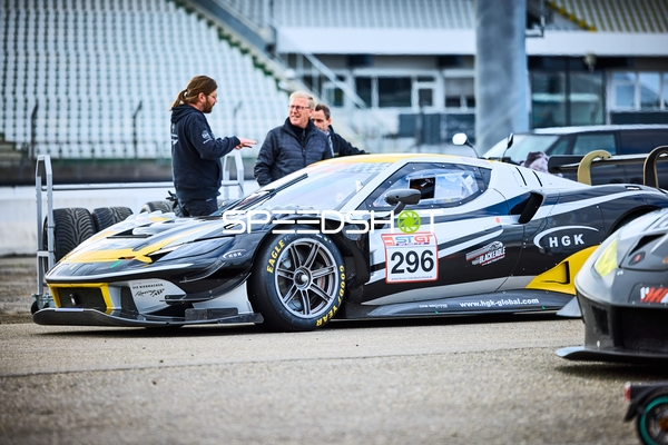 Rennwagen Nummer 296 vor dem Start in Hockenheim