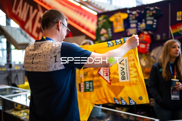 Fan zeigt begeistert sein Trikot