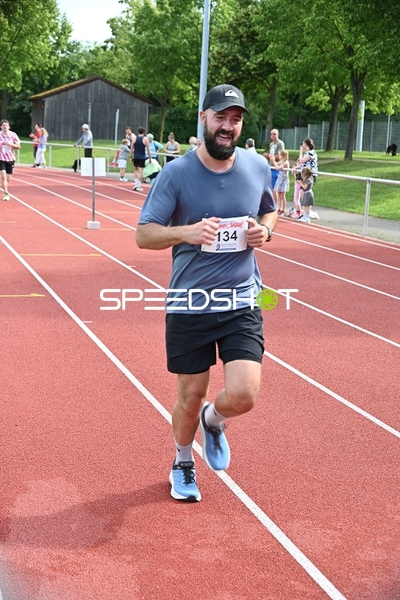 Läufer mit Startnummer 134