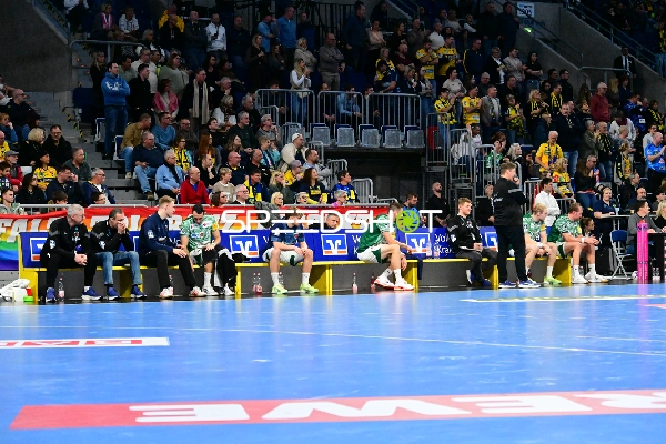 Spieler von Manuel Štrlek (7; Füchse Berlin) und Teamkollegen auf der Bank