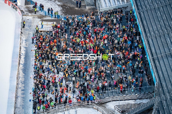 Zuschauer feiern in Oberstdorf