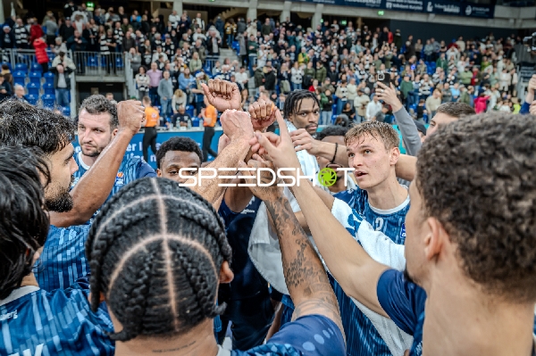 Szene mit Osun Osunniyi (12; MLP Academics Heidelberg) und Teamkollegen