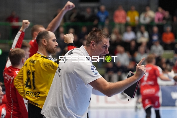 Trainer gibt Anweisungen