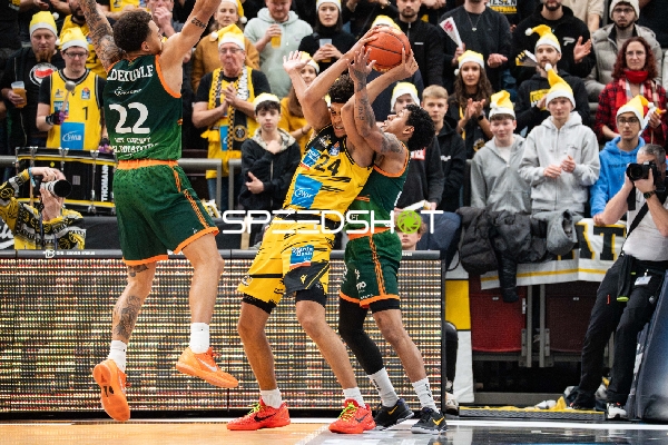 Brandon Tischler (24; MHP Riesen Ludwigsburg) im Zweikampf mit Nolan Adekunle (22; Gladiators Trier) und 1; Gladiators Trier