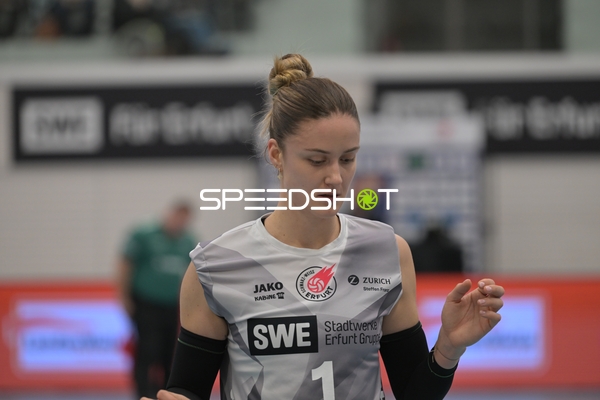 Alina Zellin (1; Schwarz-Weiß Erfurt) bereitet sich vor