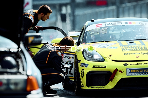 Reparatur am Ravenol Motorsport-Wagen