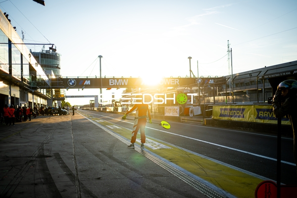 Rennfahrzeug in der Boxengasse