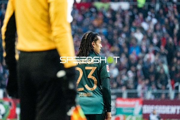 Spieler Isaac Schmidt (23; SV Werder Bremen) auf dem Feld