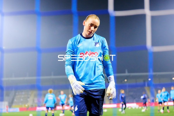Torwart Laura Dick (1; TSG Hoffenheim Frauen) fokussiert
