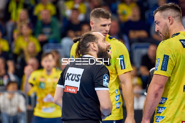 Diskussion zwischen Spielern und Schiedsrichter