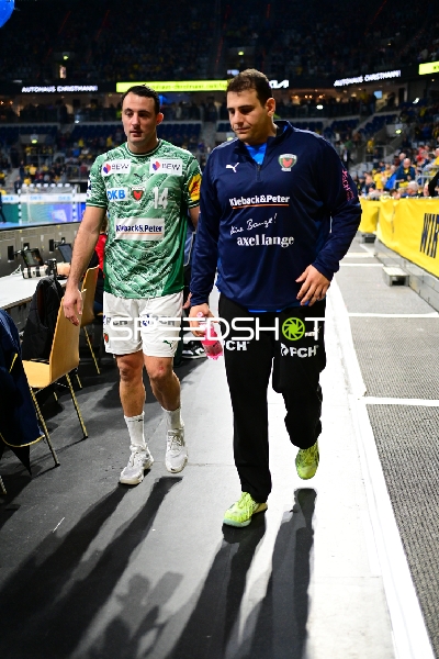 Person Dejan Milosavljev (96; Füchse Berlin) und Spieler Gino Steenaerts (14; Rhein Neckar Löwen) am Spielfeldrand