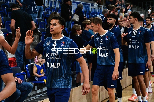 MLP Academics Spieler auf Court