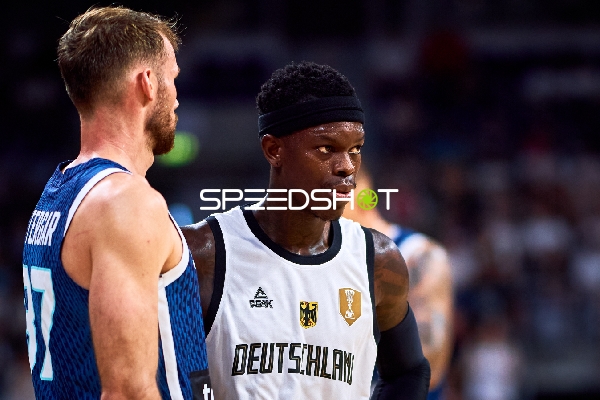 Dennis Schröder (17; Deutschland) im Zweikampf