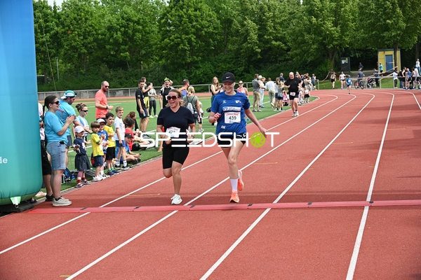 Gemeinsames Zieleinlaufen beim Sommerlauf