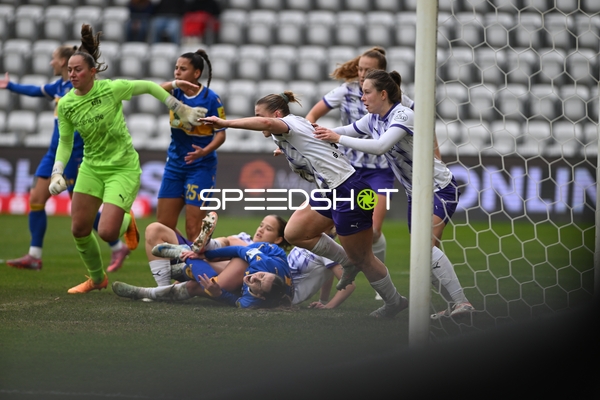 Intensiver Zweikampf im Strafraum