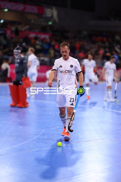Jan-Philipp Fischer (23; Deutschland) mit Ball am Schläger