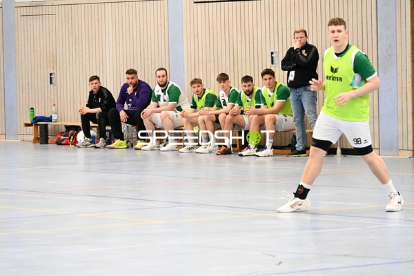 Spieler der Edinger Haie beim Aufwärmen