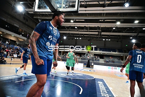 Center Maik Zirbes (33; Gladiators Trier) auf Court