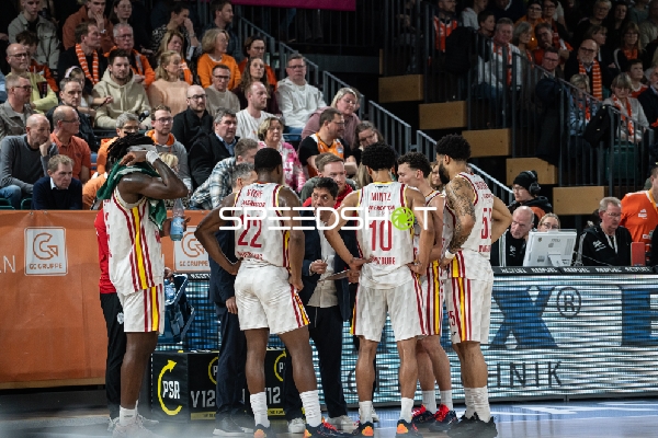 Szene mit Brae Ivey (11; Würzburg Baskets) und Sasa Filipovski (999; Würzburg Baskets)