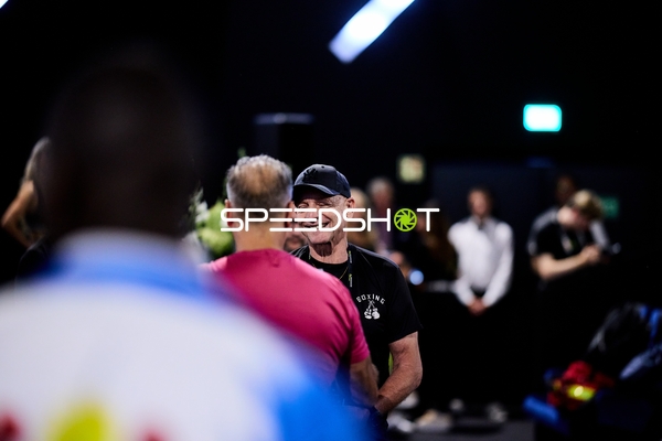 Ringside-Zone Face-Off