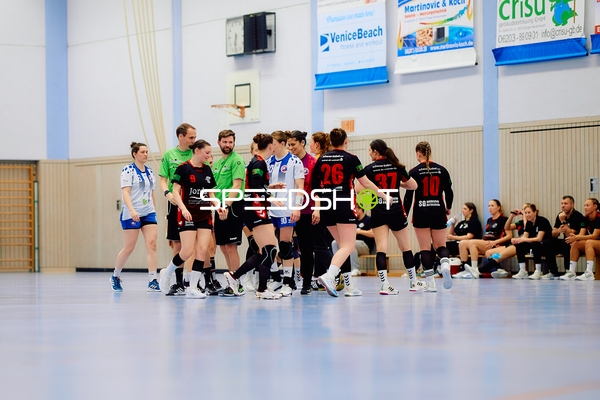 Begrüßung der Spielerinnen auf dem Spielfeld