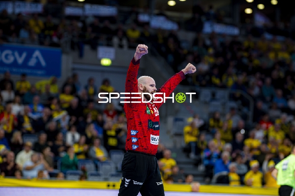 Mike Jensen (20; Rhein Neckar Löwen) jubelt mit erhobenen Armen